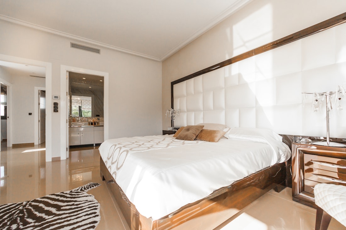Habitación luminosa con gran ventanal al bosque